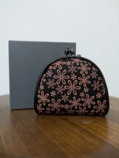 INDEN-YA 印傳屋 がまぐち型小銭入れ 黒地×ピンク漆 雪割草柄のサムネイル