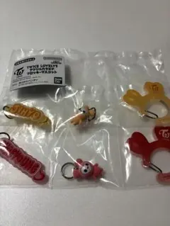 TWICE LOVELYS ジヒョ チェヨン アクリルカラビナ ガチャガチャ