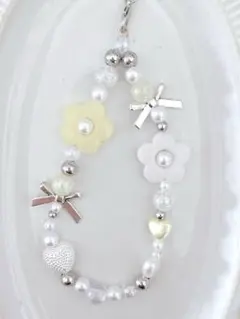 【再販⋆˙⟡現品限り】イエロー大人かわいいフラワー〰︎︎ビーズストラップ C241