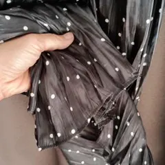 DRESSTERIOR　光沢黒ドット柄プリーツスカートのサムネイル