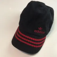adidas キャップ 黒/赤 ストライプ　ロゴ刺繍 ニットバイザー ウール