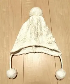 ホワイト ケーブル編み ニット帽 ポンポン付き