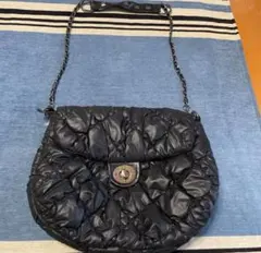 キルティング素材黒のショルダークラッチバック