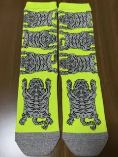 HOISUM ネオンイエロー 虎柄 ソックス