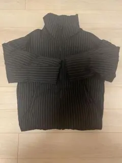 SUAVELE ストラップダウン（ネイビー） Oval Square Active Zip Puffer Jacket in Navy in Naval Academy