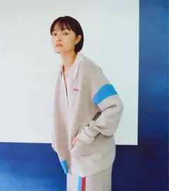 PAMM 長袖ニット　後ろ姿の寛大なインテリアのニット