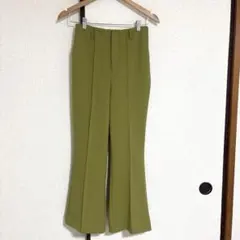 アースミュージックアンドエコロジー 、センタープレスフレアパンツ、タピオカカラー
