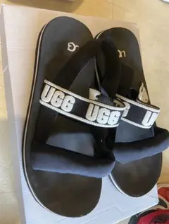 UGG クロスストラップサンダル ブラック/ホワイト - メルカリ
