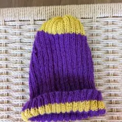 紫と黄色のニットビーニー帽子