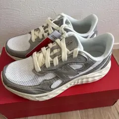 ニューバランス フレッシュフォーム 23cm　ホワイトシルバー