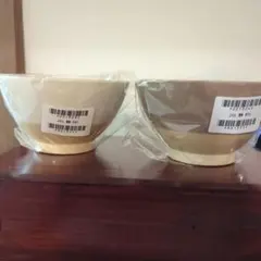 陶器製のベージュとクリーム飯碗