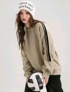 カーキグレー オーバーサイズスウェット ライン ストライプデザイン トレーナー