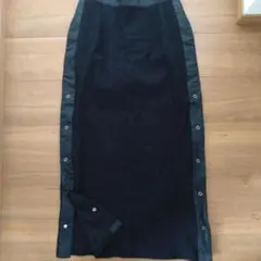 黒いタイトスカート ボタン付き