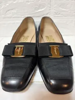 FERRAGAMO BLACK LEATHER PUMPS W/ RIBBONのサムネイル