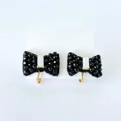 モノトーンのリボンモチーフイヤリング（ハンドメイド）