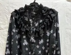axes femme　ローズ柄　フリル付き黒花柄長袖ブラウス