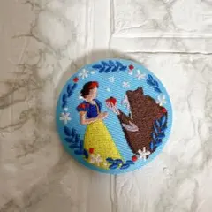 Disney 刺繍缶バッジビスケッ ト 白雪姫