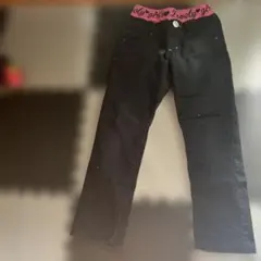 ブラックデニムパンツ ピンクロゴ入り