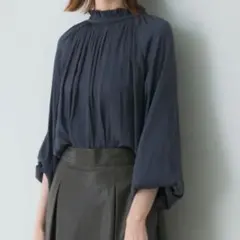 【美品】アーバンリサーチロッソ グレー 2WAY ネックフリルブラウス フリーのサムネイル