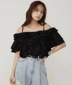【美品】ラッフルフリルオフショルブラウスのサムネイル
