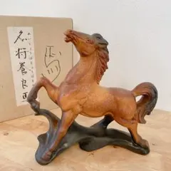 馬踏飛燕 ブロンズ製馬の置物 木製台座付き - メルカリ