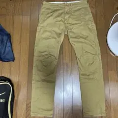 LEVI’S チノパン