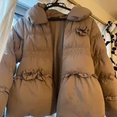 【値下げ中】BeBe ベージュ フリル付きダウンコート 140