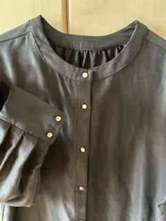 グレー バンドカラー 金ボタン 長袖シャツ