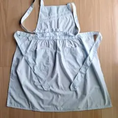 薄い水色のエプロン