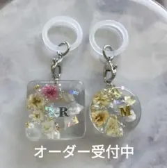 R ミニミニ イニシャルチャーム ブルー系ドライフラワー パール入り