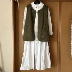 白色ワンピース ※キルティングベストは商品ではありません。