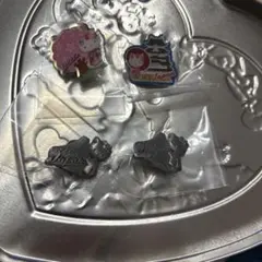 ハローキティー　キャラクター ピンバッジ 4個セット