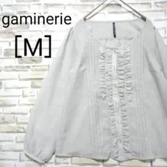 ギャミヌリィ　長袖　ブラウス　ノーカラー　フリル　Ⅿ　グレー　デザイン　薄め