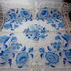 青い花柄の刺繍レーステーブルセンター