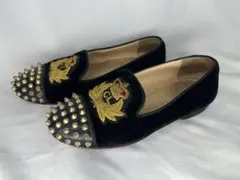 スタッズ付き黒ローファー