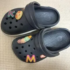 黒いキャラクターチャーム付きクロッグサンダル