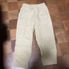 adidas originalsベージュナイロンパンツ