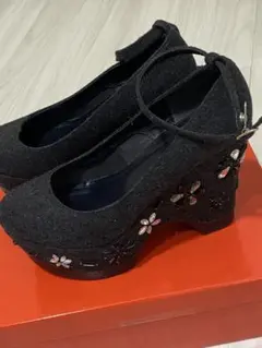 ダークグレーウール風プラットフォームヒール　ビーズのお花付き　R & E