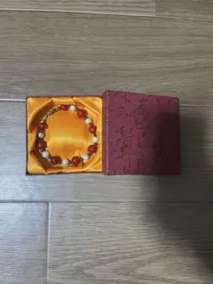 インドネシア　バリで買った赤と白のビーズブレスレット