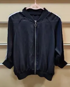 黒いボンバージャケット 白いストライプ付き