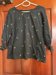 サマンサモスモス　刺繍入り黒ブラウス