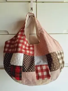 赤ピンク系チエックパッチワーク　ころりん丸底グラニーバッグ　ハンドメイド