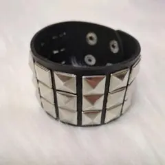 リストバンド ブレスレット ブラック スタッズ 二段階調節