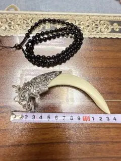 新品　希少　超大イノシシの牙アクセサリー　紐付き　お得　送料無料