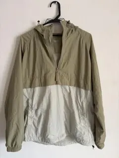 カーキ フード付き ナイロンジャケット(UNIQLO)