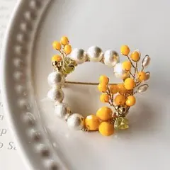 772 再販　ミモザとコットンパール　リース　ブローチ　ペリドット 天然石