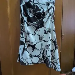 マダムジョコンダ　 花柄 セミフレアスカート 　濃紺✕白のサムネイル