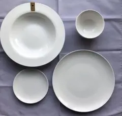 白い陶器の食器セット 4点