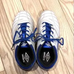 【値下】22㎝　umbro サッカーシューズ 白/青