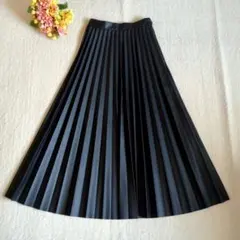 美品　黒　フェイクレザー　ロングプリーツスカート　Ｍ〜L　美シルエット　後ろゴム
